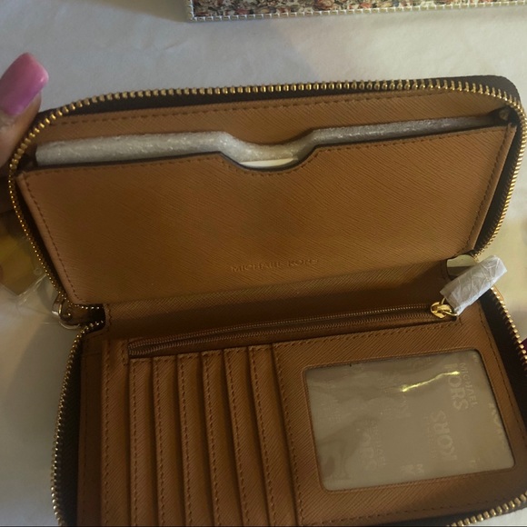 ❌SOLD❌Michael Kors Jet Set Flower Wallet NWT - Picture 4 of 8